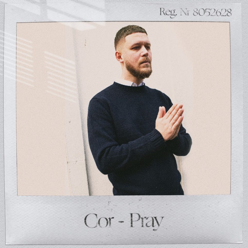 RAPPER COR BRENGT DE TRACK ‘PRAY’ ALS ONAFHANKELIJKE ARTIEST UIT!